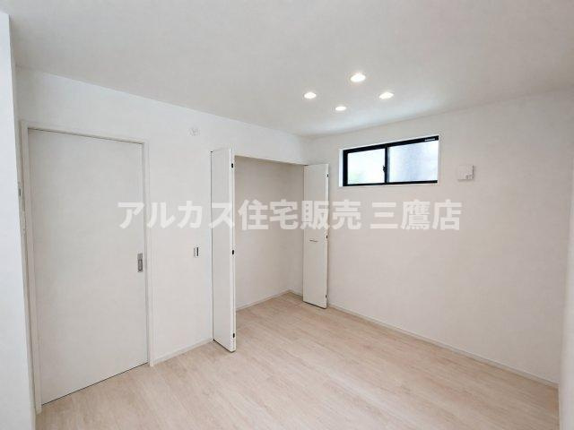 三鷹市井口5丁目 中央線 武蔵境駅 新築戸建の洋室|開口部の広いクローゼットを備えた、収納力の高い洋室。