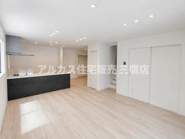三鷹市井口5丁目 中央線 武蔵境駅 新築戸建の居間・リビング| 白を基調とした開放感あふれる、広々としたLDK。
