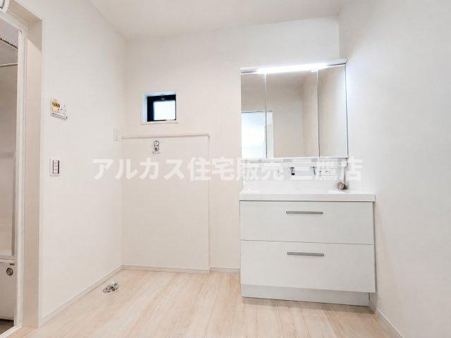 三鷹市井口5丁目 中央線 武蔵境駅 新築戸建の独立洗面台|三面鏡と下部引き出し収納を備えた、清潔感のある洗面化粧台。