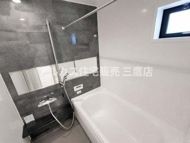 三鷹市井口5丁目 中央線 武蔵境駅 新築戸建の浴室|シックなダークトーンのアクセントパネルが落ち着きを演出するユニットバス
