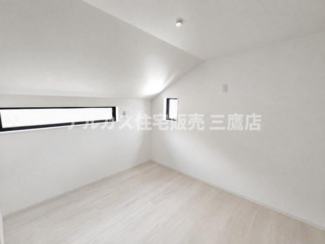 三鷹市井口5丁目 中央線 武蔵境駅 新築戸建の洋室|横長の滑り出し窓から光が差し込む、勾配天井の洋室。