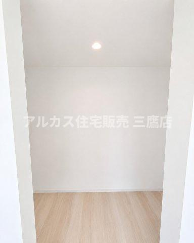 三鷹市井口5丁目 中央線 武蔵境駅 新築戸建の収納|季節の衣類や大きな荷物もまとめて収納できる、ゆとりあるウォークインクローゼット。