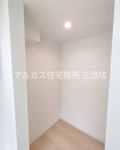 三鷹市井口5丁目 中央線 武蔵境駅 新築戸建の収納|空間を無駄なく活用し、たっぷりと収納できる使い勝手の良いウォークインクローゼット。