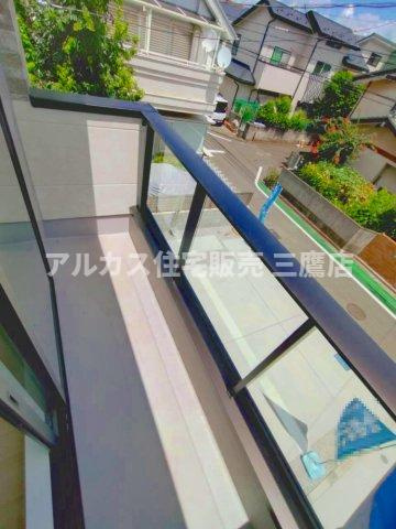 三鷹市井口5丁目 中央線 武蔵境駅 新築戸建のバルコニー| 透明感のあるガラス手すりが開放感を演出する、日当たりの良いバルコニー。