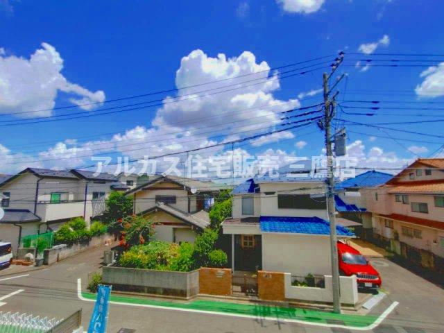 三鷹市井口5丁目 中央線 武蔵境駅 新築戸建の展望| 2階バルコニーからは、周囲の穏やかな街並みと空の広がりを見渡せます。