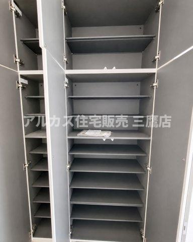 三鷹市井口5丁目 中央線 武蔵境駅 新築戸建の玄関|可動棚を備え、日用品から備蓄品まで用途に合わせて整理できる大容量の収納スペース。
