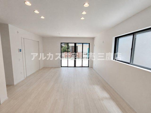 三鷹市井口5丁目 中央線 武蔵境駅 新築戸建の居間・リビング|ダウンライトの優しい光に包まれた、奥行きを感じられるLDK。