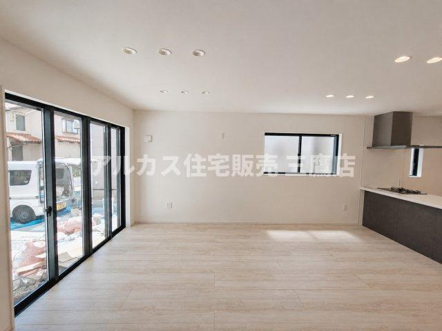 三鷹市井口5丁目 中央線 武蔵境駅 新築戸建の居間・リビング|大きな窓から自然光が注ぎ込む、開放感のあるリビングスペース。