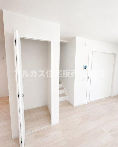 三鷹市井口5丁目 中央線 武蔵境駅 新築戸建の収納|リビングに設けられた、家族の共有アイテムをすっきり隠せる便利な収納。