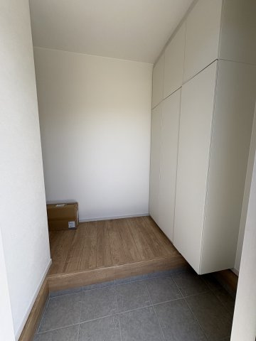 【玄関】 | 福岡市西区石丸3丁目3期　2号棟（全2棟）【仲介手数料無料・0円】 | 施工例。施工例は完成時と異なる場合があります。