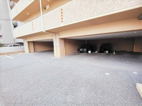 イーグルコート高沢の駐車場