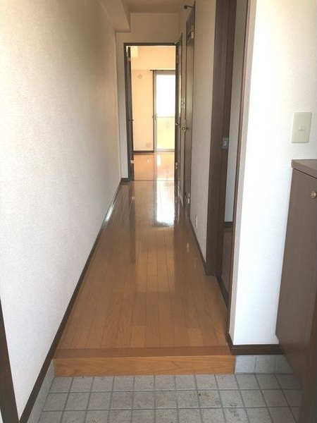 イーグルコート高沢の玄関