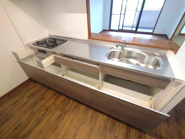 シンフォニアみなみが丘イーストコートA棟のキッチン|収納力のあるシステムキッチン！