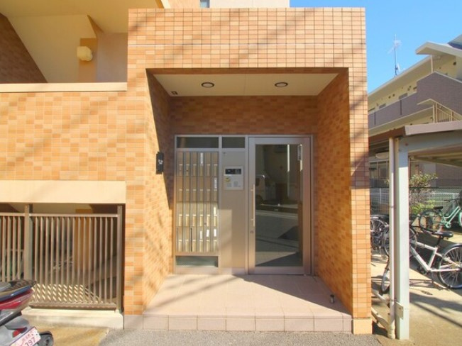 所沢市美原町１丁目の賃貸マンションのエントランス