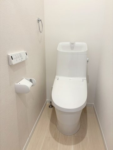 西院金槌町　3階建てプランB　建築条件付土地の完成予想図|【施工例：トイレ】
寒い季節、空調の届かないトイレ内でも安心！便座部分を温める機能を持つ温水洗浄便座です！
【新築参考３階建てプランB：建物価格2499万円、建物面積99.16m2】