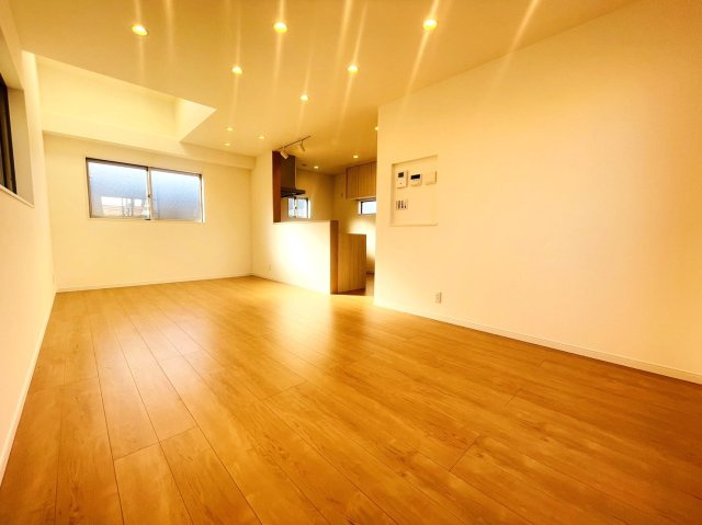 西院金槌町　3階建てプランB　建築条件付土地の完成予想図|【施工例：リビング】
17.4帖の広々リビングで家族団らんのひと時を♪
【新築参考３階建てプランB：建物価格2499万円、建物面積99.16m2】