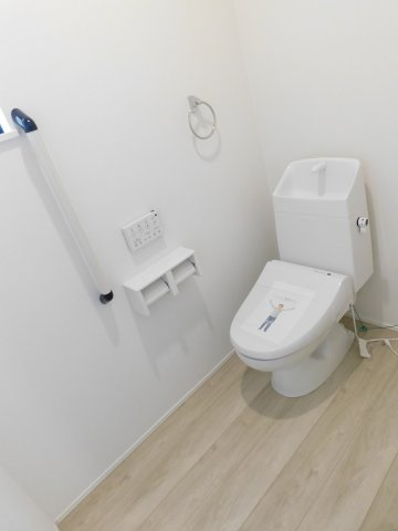 津島市神尾町字東之割の新築一戸建のトイレ|◇トイレ◇　　ゆったりサイズ♪　シャワートイレ　節水タイプ　リモコンパネル付き