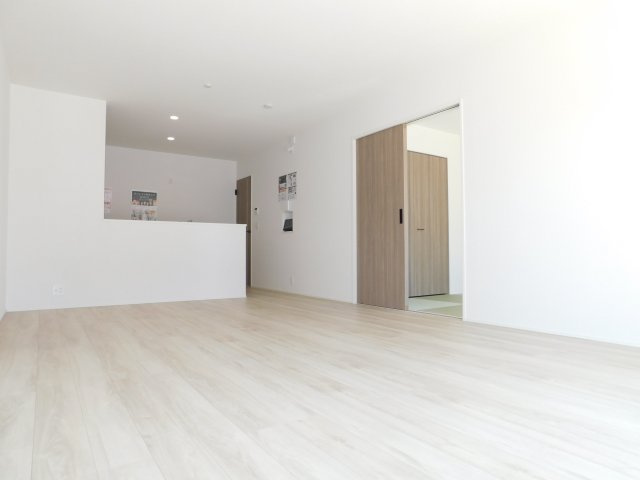津島市神尾町字東之割の新築一戸建の居間・リビング|◇リビング◇　　南面で明るいリビング１８．０帖　和室と続き間で利用できます♪