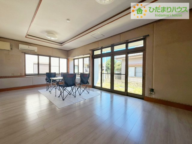 日立市末広町3丁目　中古戸建の居間・リビング|リビング大きな窓からは、暖かな日の光が降り注ぎます・・・