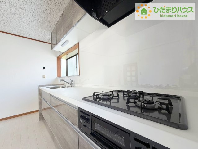 日立市末広町3丁目　中古戸建のキッチン|3口コンロでお料理する時間も短くなりそうですね(*‘∀‘)