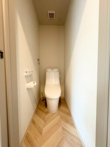 西院金槌町　2階建てプラン　建築条件付土地の完成予想図|【施工例：トイレ】
寒い季節、空調の届かないトイレ内でも安心！便座部分を温める機能を持つ温水洗浄便座です！
【新築参考2階建てプラン：建物価格2099万円、建物面積76.21m2】