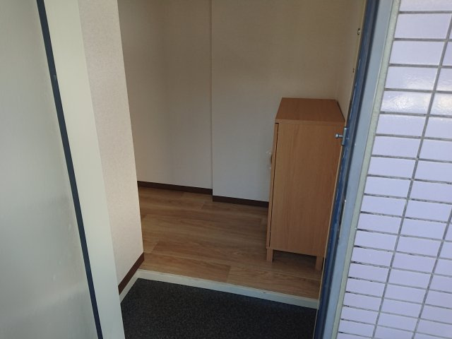 トレランス片柳の玄関