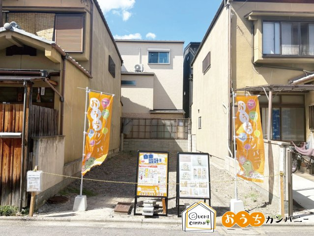 西院金槌町　建築条件無土地の土地図|【ポカポカ南向き！】
物件のことはもちろん、教育施設・スーパー・商業施設・公園・公共機関といった周辺の住環境も車でご案内します。
現地（2026年7月）撮影