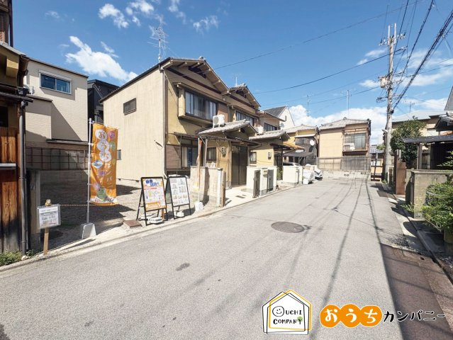 西院金槌町　建築条件無土地の土地図|【便利な３ＷＡＹアクセス！】
物件のことはもちろん、教育施設・スーパー・商業施設・公園・公共機関といった周辺の住環境も車でご案内します。
現地（2026年7月）撮影