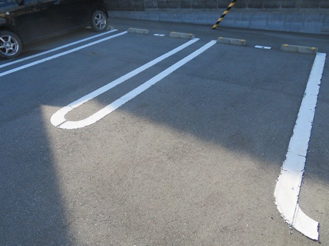レ　ジュネの駐車場