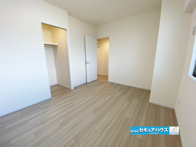 【中古マンション】バンベール・ラフィネ道徳の洋室|【間取り図右上WIC付洋室】
◆クロス、フローリング張替済み
◆お子様のお部屋にもぴったりな洋室。机やベッドを置いてもゆとりがあり、成長に合わせて長く使える快適なプライベート空間です。　　　　　　　　