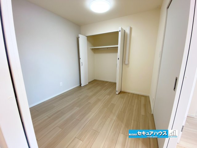 【中古マンション】バンベール・ラフィネ道徳の洋室|【洗面室前洋室】
◆クロス、フローリング張替済
◆収納スペースを備えた洋室は、お部屋をすっきりと保ちやすく快適な暮らしを実現します。　　　　　　　　　　　　　　　　　　　　　　　　　　　　　　　　　　