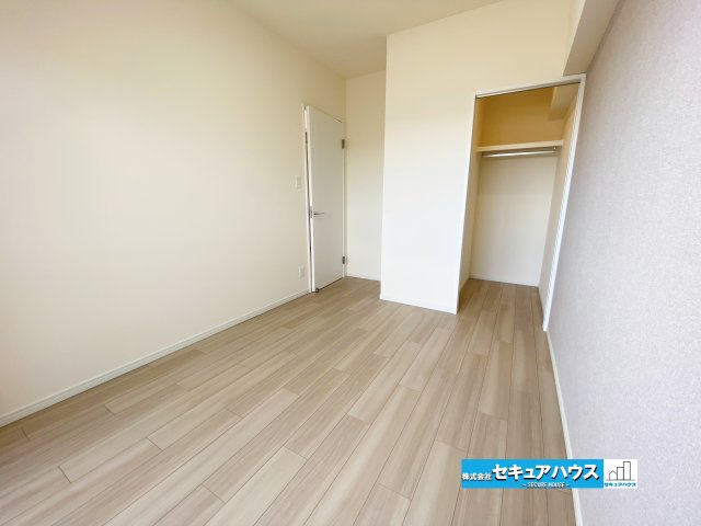 【中古マンション】バンベール・ラフィネ道徳の洋室|【リビング横WIC付洋室】
◆クロス、フローリング張替済
◆明るく快適な洋室は、落ち着いて過ごせるプライベート空間。寝室や子ども部屋など幅広く活用できます。　　　　　　　　　　　　　　　　　　　　　　
