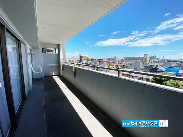 【中古マンション】バンベール・ラフィネ道徳の展望|【バルコニー】
◆見晴らしもよく、太陽の温かな温もりをめいっぱい受け止めてくれます。
太陽の光と爽やかな風を受けたお洗濯物はあっという間に乾き、取りこむ時には太陽の匂いを感じられそうですね。　　　　　