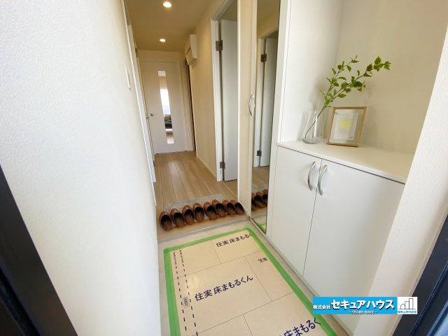 【中古マンション】バンベール・ラフィネ道徳の玄関|【玄関】
◆フローリング張替え済みです。
◆お家に出会う人々を迎える玄関だからこそ、広々清潔感あふれる空間にしたいものです。採光・通風にも配慮された設計で毎日明るい空間をキープします♪　　　　　　　　