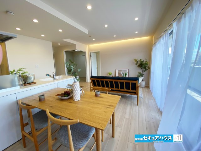 【中古マンション】バンベール・ラフィネ道徳の居間・リビング|【リビング】
◆フローリング張替え済みです。
◆家族が自然と集まる広々としたリビング。大きな窓から明るい光が差し込み、ゆったりとした時間を過ごせる快適な空間です。　　