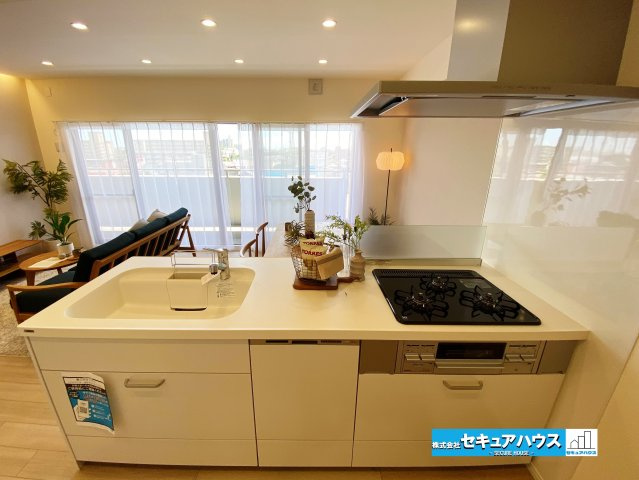 【中古マンション】バンベール・ラフィネ道徳のキッチン|【キッチン】
◆キッチン新品交換済み
◆明るく使いやすいキッチンは、毎日の料理が楽しくなる快適な空間。収納力もあり、調理器具や食器をすっきり整理できます。　　　　　　　　　　　　　　　　　