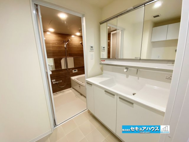 【中古マンション】バンベール・ラフィネ道徳の独立洗面台|【独立洗面化粧台】
◆新品交換済み！
良く通勤通学に向かえそうですね！鏡の裏にはたっぷりと収納スペースを標準装備！
◆電源を付属しているのでドライヤーなど利用できます。　　　