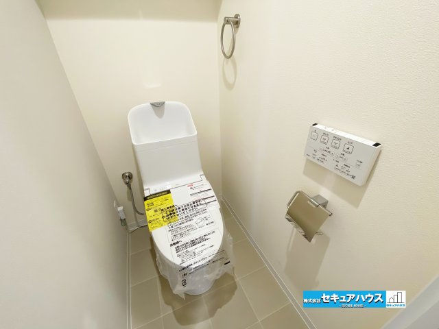 【中古マンション】バンベール・ラフィネ道徳のトイレ|【高機能トイレ】 
◆新品交換済み
◆高機能トイレの多くは便器のフタの開閉が自動であり、使用後に手動で水を流す面倒もなく非常に便利です。スタイリッシュな見た目で、お掃除しやすく、節水効果が高いです。　