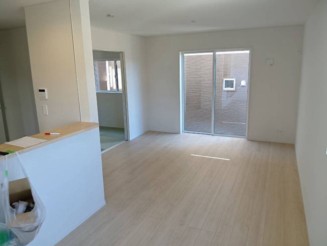 【居間・リビング】 | 沼津市西熊堂第3 新築建売分譲住宅 土地＋建物 TW06296 | 沼津市西熊堂　1号棟　リビング　※令和8年10月1日撮影