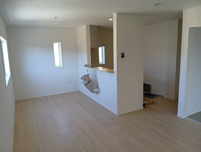 【居間・リビング】 | 沼津市西熊堂第3 新築建売分譲住宅 土地＋建物 TW06296 | 沼津市西熊堂　1号棟　リビング　※令和8年10月1日撮影