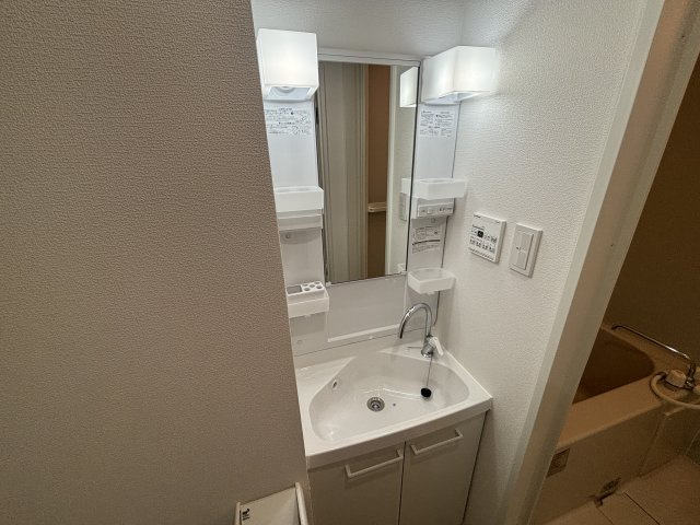 【洗面所】 | BASE三ツ沢下町 | ゆったりとスペースのある洗面所
