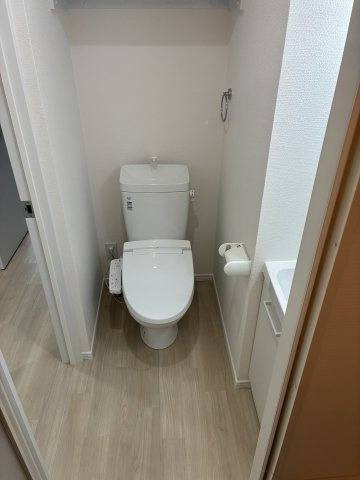 【トイレ】 | BASE三ツ沢下町 | 落ち着いた色調のトイレです
