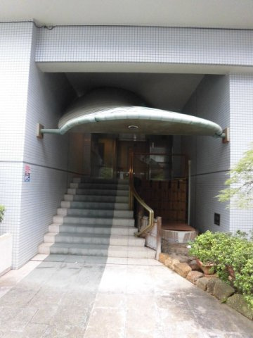 杉並区高円寺南４丁目の賃貸マンションのエントランス