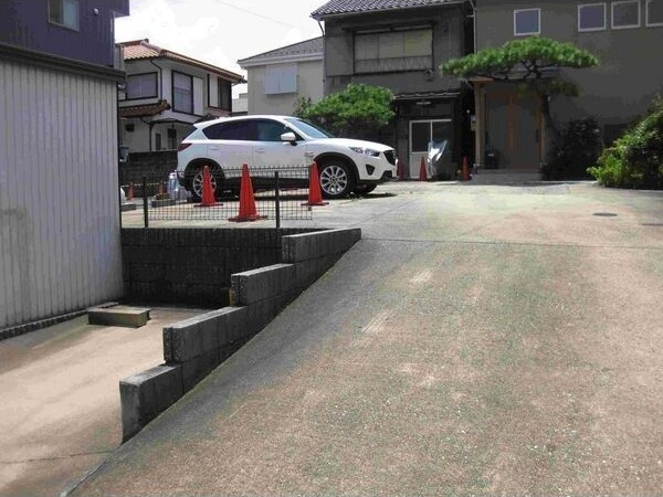 サンライズ唐山の駐車場