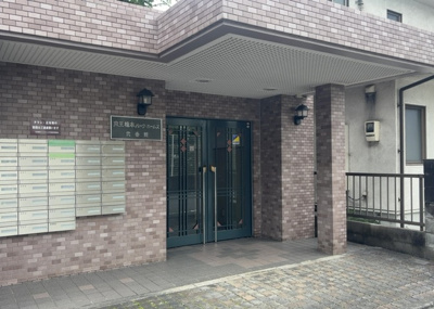 【エントランス】 | 京王橋本パーク・ホームズ弐番館 | 重厚感と落ち着いた雰囲気の漂うマンションのエントランスです。防犯面に配慮したオートロックシステムが導入されており、居住者の安全をしっかり守ります。綺麗に管理された綺麗な共用スペースです。