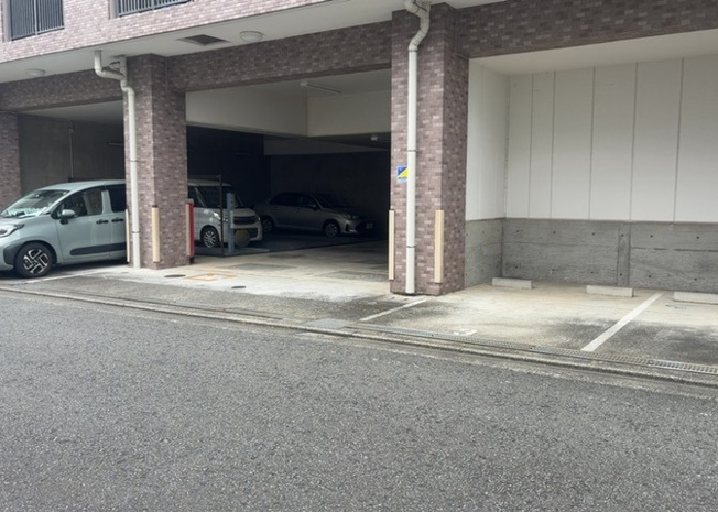 【駐車場】 | 京王橋本パーク・ホームズ弐番館 | 敷地内に確保されている駐車場スペースです（月額14,000円）。お車をお持ちの方も安心してご入居いただけます。空き状況や利用可能な車体サイズなどの詳細については、お気軽にお問い合わせください。