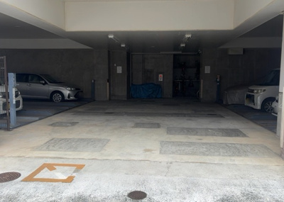 【駐車場】 | 京王橋本パーク・ホームズ弐番館 | マンション敷地内に配置された駐車場です（月額14,000円）。お部屋からの移動がスムーズで、雨の日やお買い物帰りの荷物の出し入れも楽々。利用を希望される場合は最新の空き状況をご確認ください。