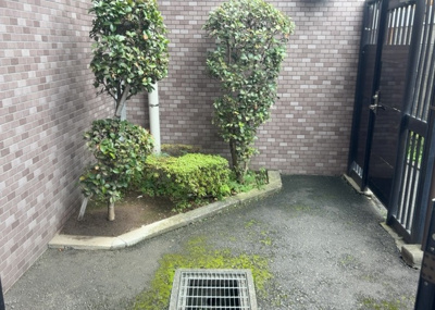 【庭】 | 京王橋本パーク・ホームズ弐番館 | 1階部分ならではの魅力を備えた1.00平米の専用庭です（月額920円）。ちょっとしたガーデニングや植物の栽培など、趣味の時間を楽しむことができます。緑のある暮らしを手軽に満喫できる空間です。