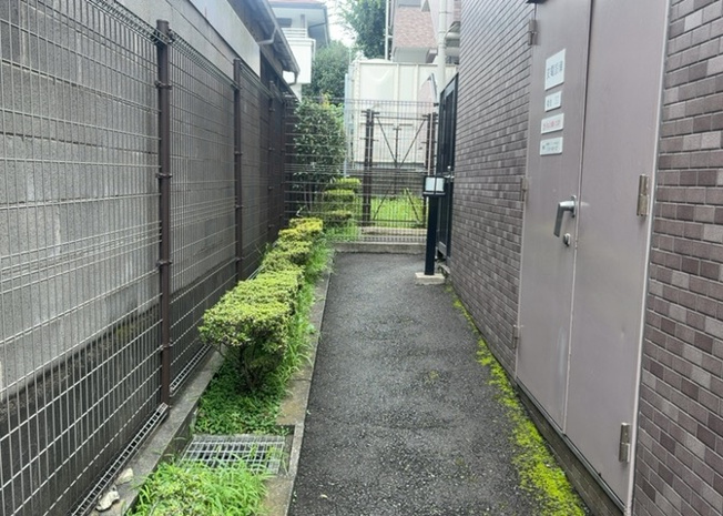 【中庭】 | 京王橋本パーク・ホームズ弐番館 | 敷地内に設けられた穏やかな雰囲気の中庭空間です。丁寧に手入れされた植栽が目に優しく、居住者の癒しの場となっています。建物の管理体制の良さを実感していただける綺麗な環境が保たれています。