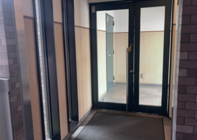 【ロビー】 | 京王橋本パーク・ホームズ弐番館 | 住民同士の歓談や休憩に活用できる落ち着いた雰囲気のラウンジスペースです。共用部分の清掃や管理が行き届いており、綺麗で快適な空間が保たれているため、ちょっとした来訪者の対応にも重宝します。